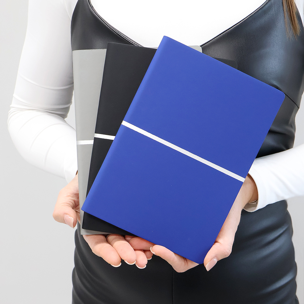 Ежедневник A5 недатированный Equator в мягком переплёте, синий с серебристым арт. 51015.26.09 Ежедневник A5 недатированный Equator в мягком переплёте, синий с серебристым арт. 51015.26.09