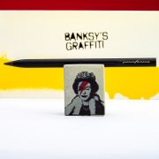 Набор Pininfarina Banksy Lizzy Stardust: карандаш SMART с бетонной подставкой арт. PNFSMBSK Набор Pininfarina Banksy Lizzy Stardust: карандаш SMART с бетонной подставкой арт. PNFSMBSK