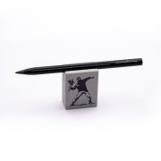 Набор Pininfarina Banksy Метатель цветов: карандаш SMART с бетонной подставкой арт. PNFSMBSKFL Набор Pininfarina Banksy Метатель цветов: карандаш SMART с бетонной подставкой арт. PNFSMBSKFL