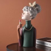 Статуэтка  "Девушка с помадой"  арт. BM079