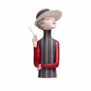 Статуэтка  "Девушка с сигарой" 