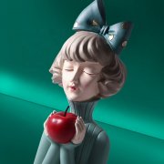 Статуэтка  "Девушка с яблоком", цвет зеленый  арт. BM081