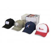 Коробка с образцами бейсболок из переработанных материалов