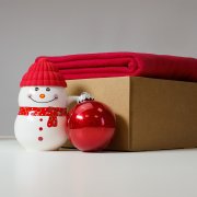Набор подарочный SNOWTIME: плед, кружка-снеговик, шар елочный в подарочной коробке Красный