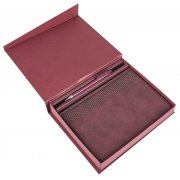 Коробка Duo под ежедневник и ручку, бордовая арт. 1639.55 Коробка Duo под ежедневник и ручку, бордовая арт. 1639.55