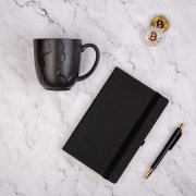 Набор подарочный BLACKNGOLD: кружка, ручка, бизнес-блокнот, коробка со стружкой черный