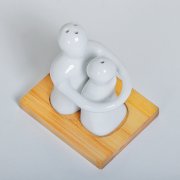 Солонка и перечница "Объятия" в упаковке, 9х8х9,5см, фарфор, бамбук коричневый, белый