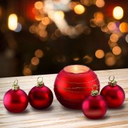 Набор: 4 ёлочных игрушки и подсвечник красный