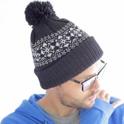 Шапка вязаная с снежинками и помпоном Шапка вязаная с снежинками и помпоном