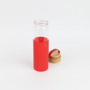 Бутылка стеклянная с силиконовой манжетой и бамбуковой крышкой  Glass, красная арт. 14032.05