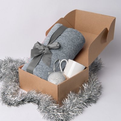 Подарочный набор HOLIDAY: плед, кружка, шар новогодний, коробка; синий Серый