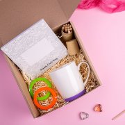 Набор подарочный IMPRESSIONISTA: альбом, набор цветных карандашей, кружка, коробка, стружка разные цвета арт. 35024