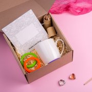 Набор подарочный IMPRESSIONISTA: альбом, набор цветных карандашей, кружка, коробка, стружка разные цвета арт. 35024